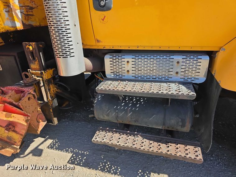image for item FI0998 2004 International 7400 dump truck