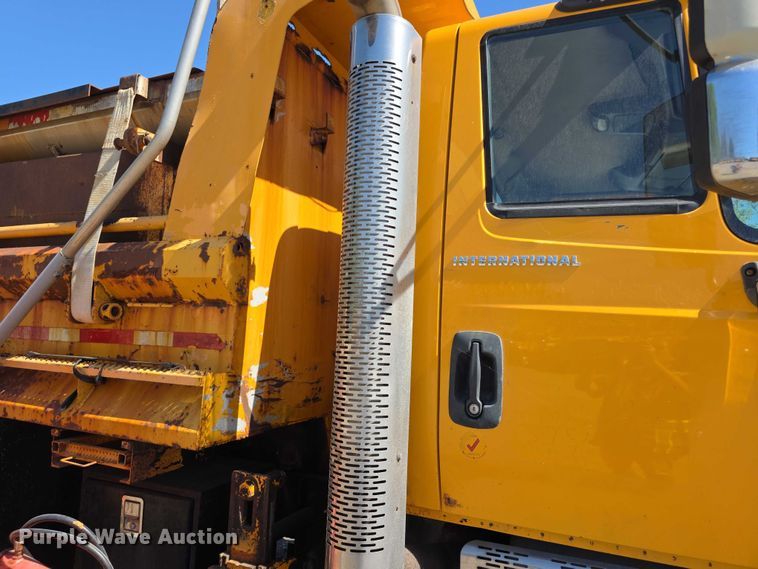 image for item FI0998 2004 International 7400 dump truck