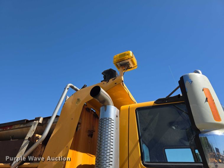 image for item FI0998 2004 International 7400 dump truck