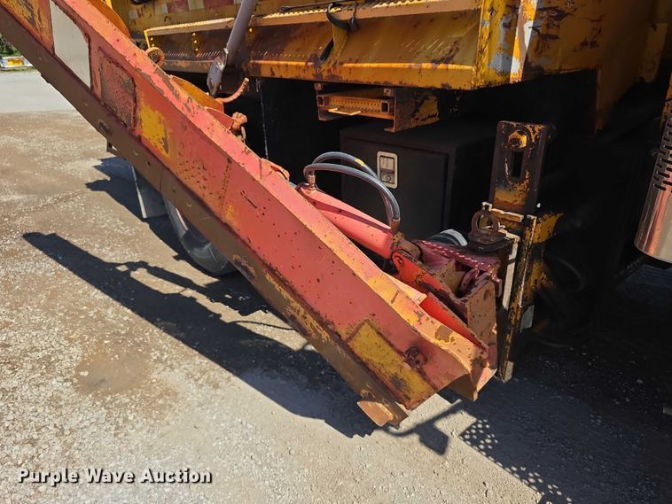 image for item FI0998 2004 International 7400 dump truck