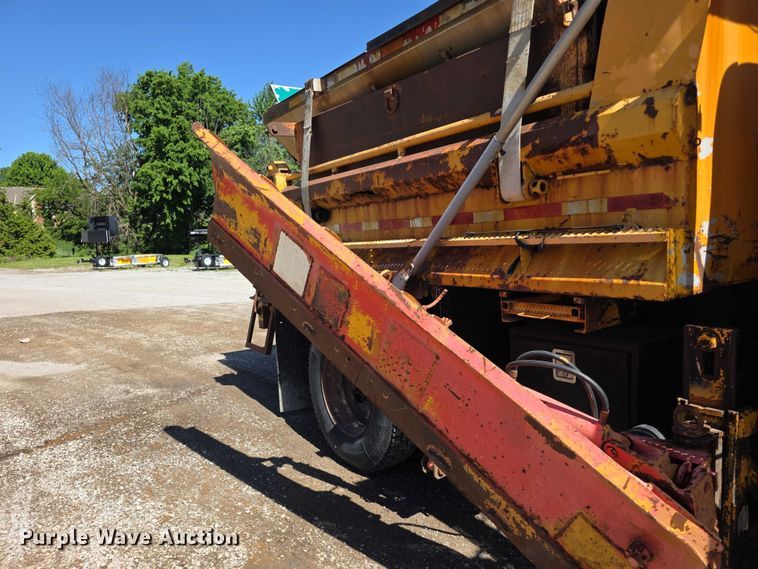 image for item FI0998 2004 International 7400 dump truck