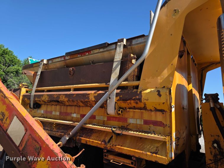 image for item FI0998 2004 International 7400 dump truck