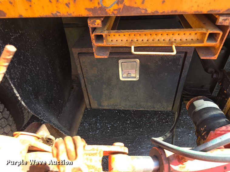 image for item FI0998 2004 International 7400 dump truck