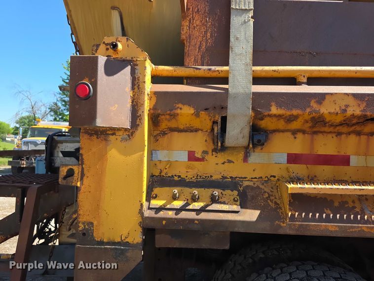 image for item FI0998 2004 International 7400 dump truck