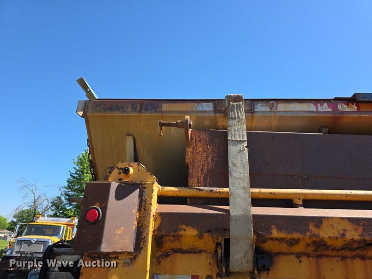 image for item FI0998 2004 International 7400 dump truck