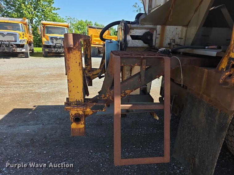 image for item FI0998 2004 International 7400 dump truck