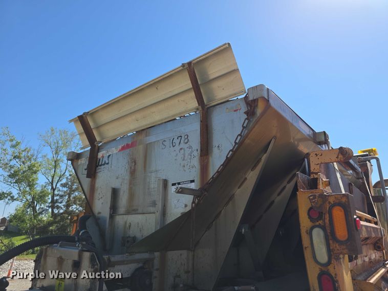 image for item FI0998 2004 International 7400 dump truck