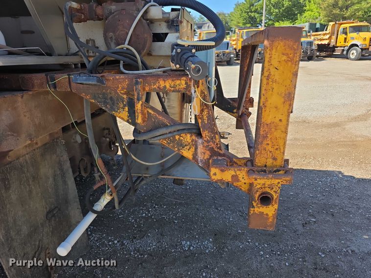 image for item FI0998 2004 International 7400 dump truck