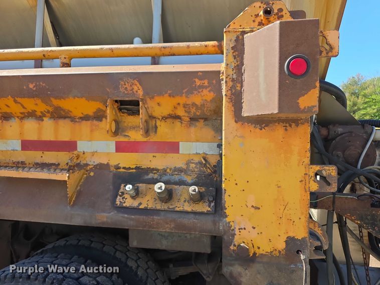image for item FI0998 2004 International 7400 dump truck