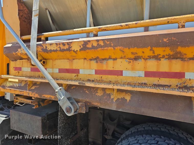 image for item FI0998 2004 International 7400 dump truck