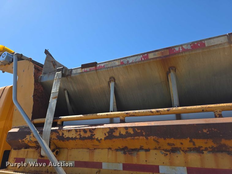 image for item FI0998 2004 International 7400 dump truck