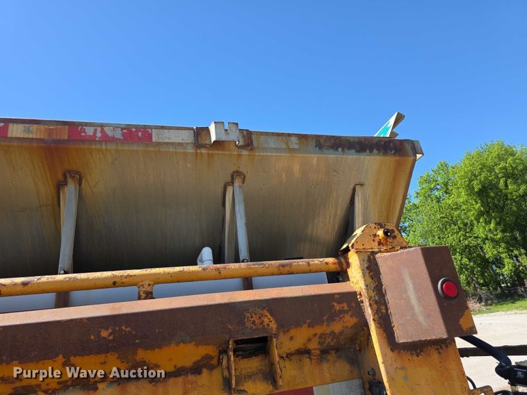 image for item FI0998 2004 International 7400 dump truck