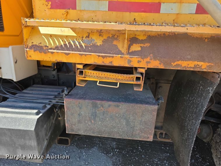 image for item FI0998 2004 International 7400 dump truck
