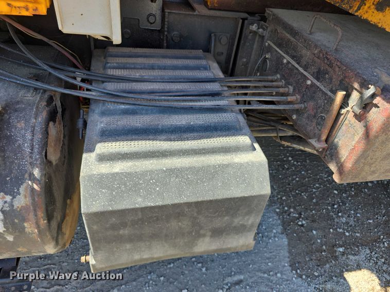 image for item FI0998 2004 International 7400 dump truck