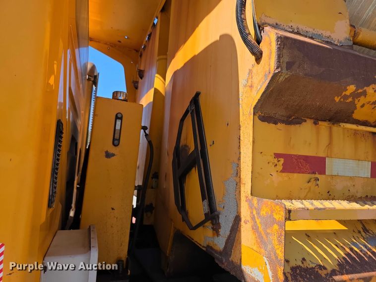 image for item FI0998 2004 International 7400 dump truck