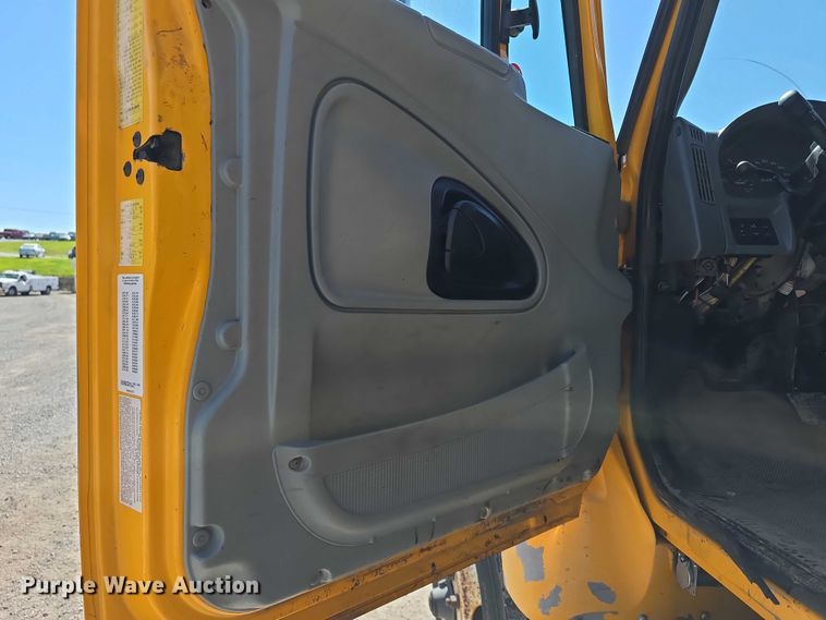 image for item FI0998 2004 International 7400 dump truck