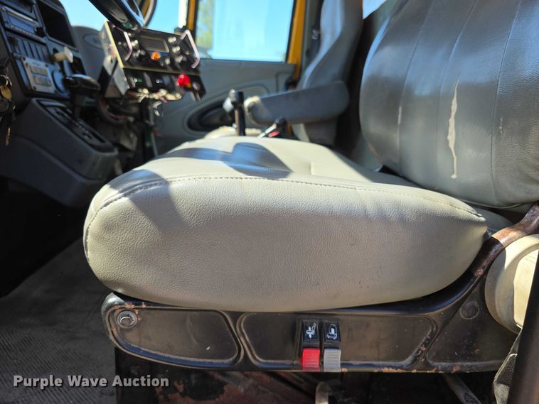 image for item FI0998 2004 International 7400 dump truck