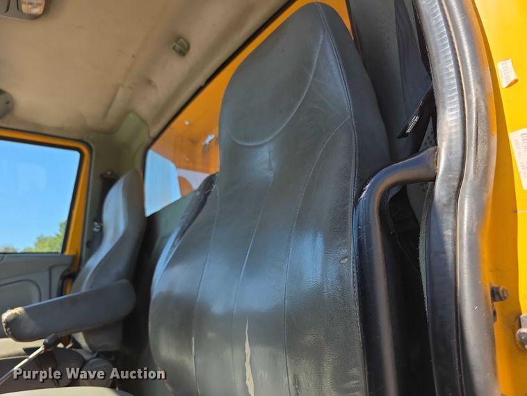 image for item FI0998 2004 International 7400 dump truck