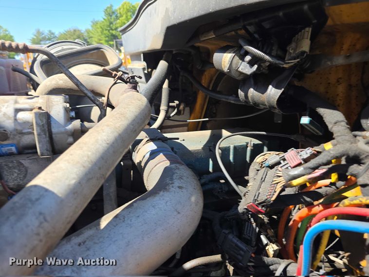 image for item FI0998 2004 International 7400 dump truck