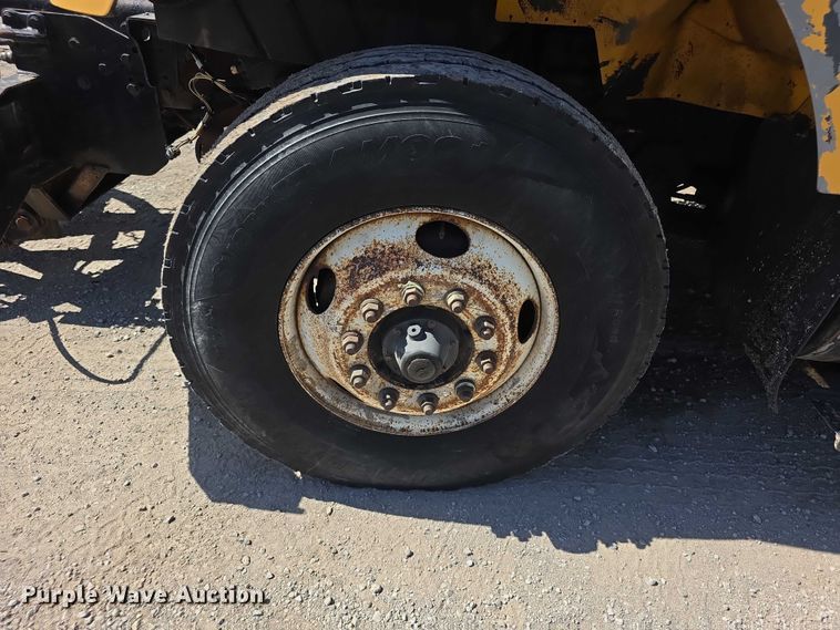 image for item FI0998 2004 International 7400 dump truck