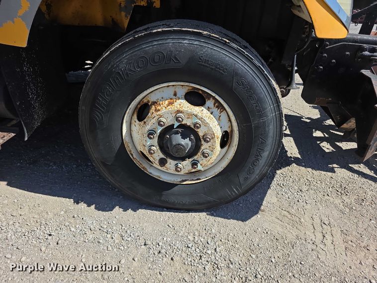 image for item FI0998 2004 International 7400 dump truck