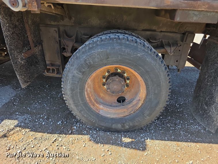 image for item FI0998 2004 International 7400 dump truck