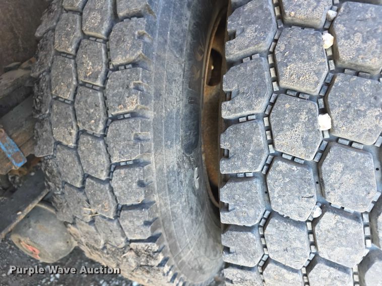image for item FI0998 2004 International 7400 dump truck