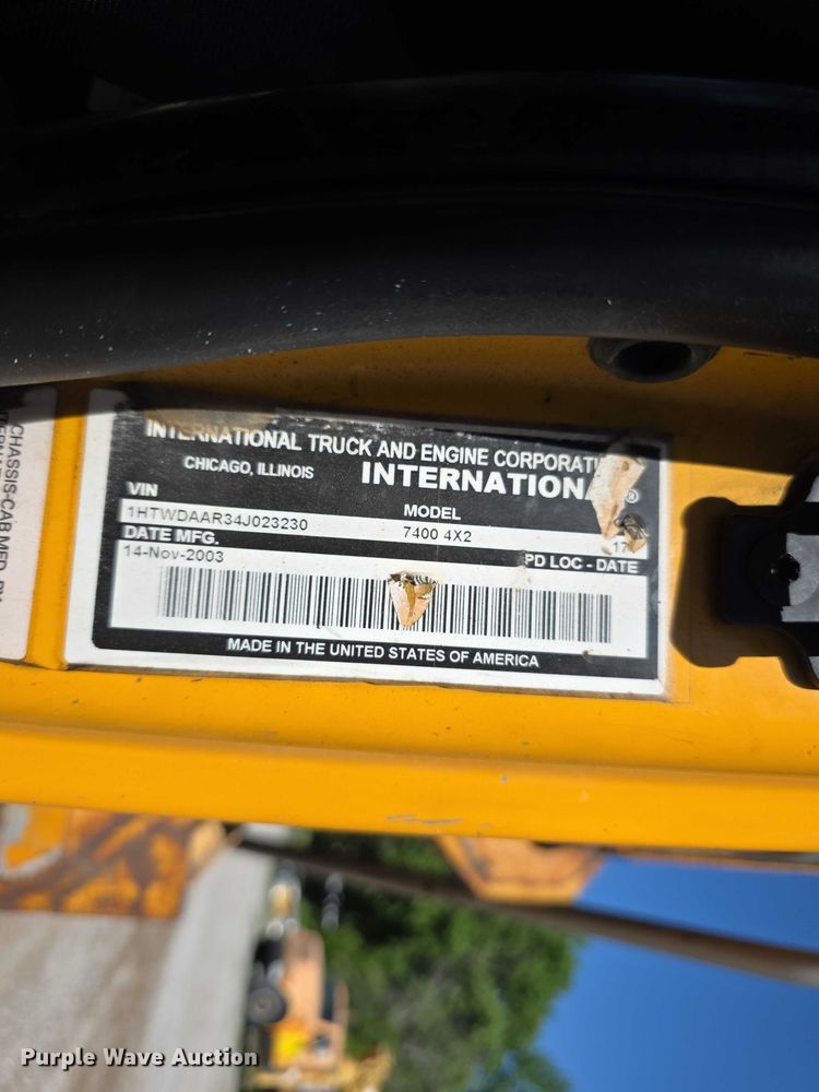 image for item FI0998 2004 International 7400 dump truck