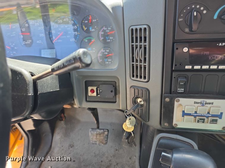 image for item FI0998 2004 International 7400 dump truck