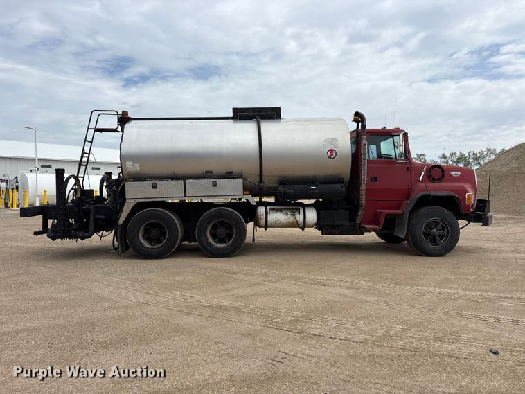 image for item FK1470 1992 Ford L8000 oil distributor truck