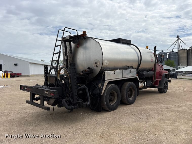 image for item FK1470 1992 Ford L8000 oil distributor truck