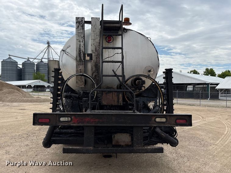 image for item FK1470 1992 Ford L8000 oil distributor truck