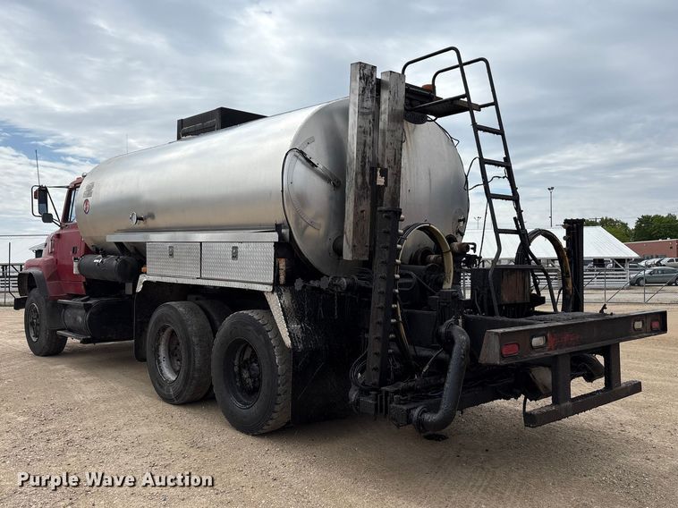 image for item FK1470 1992 Ford L8000 oil distributor truck