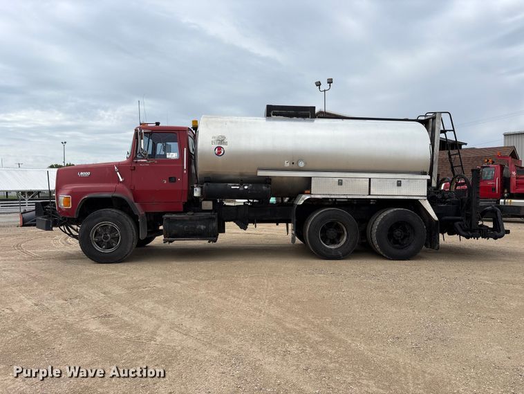 image for item FK1470 1992 Ford L8000 oil distributor truck