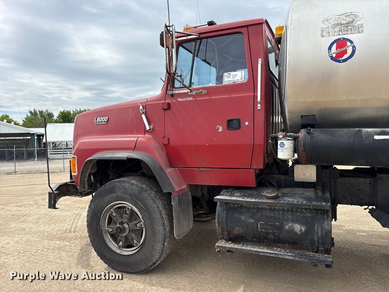 image for item FK1470 1992 Ford L8000 oil distributor truck