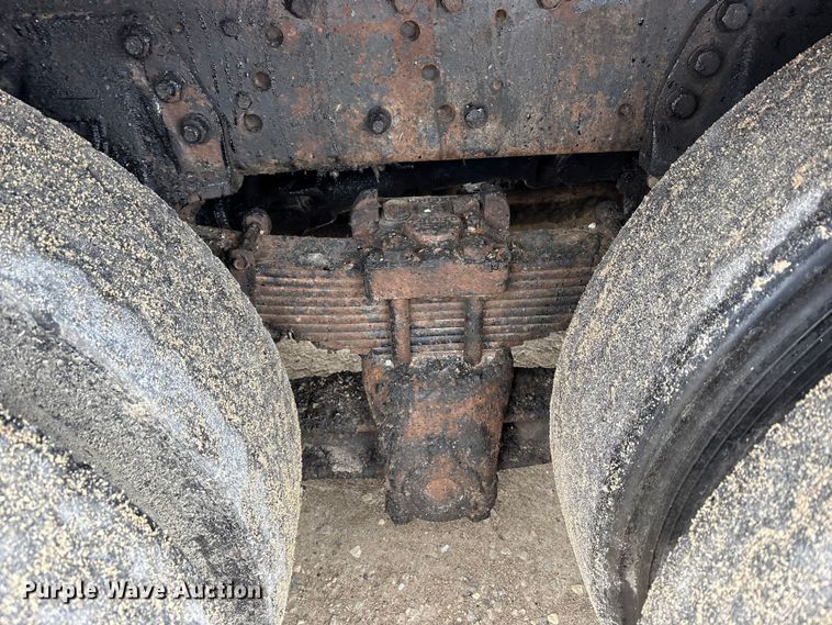 image for item FK1470 1992 Ford L8000 oil distributor truck