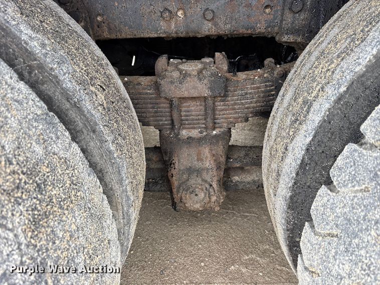 image for item FK1470 1992 Ford L8000 oil distributor truck