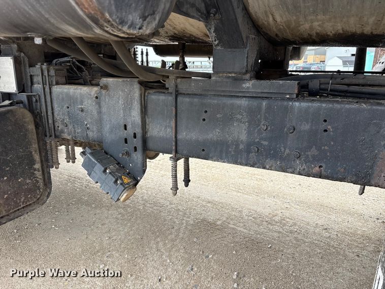 image for item FK1470 1992 Ford L8000 oil distributor truck