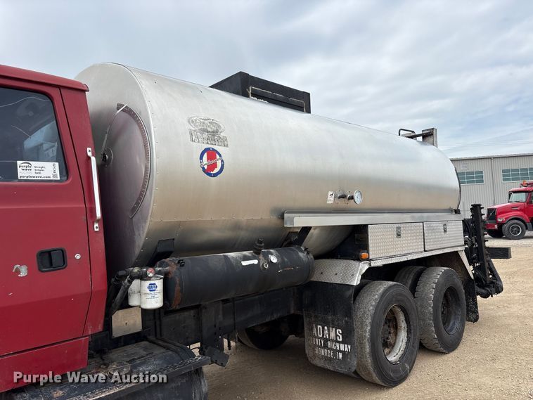 image for item FK1470 1992 Ford L8000 oil distributor truck