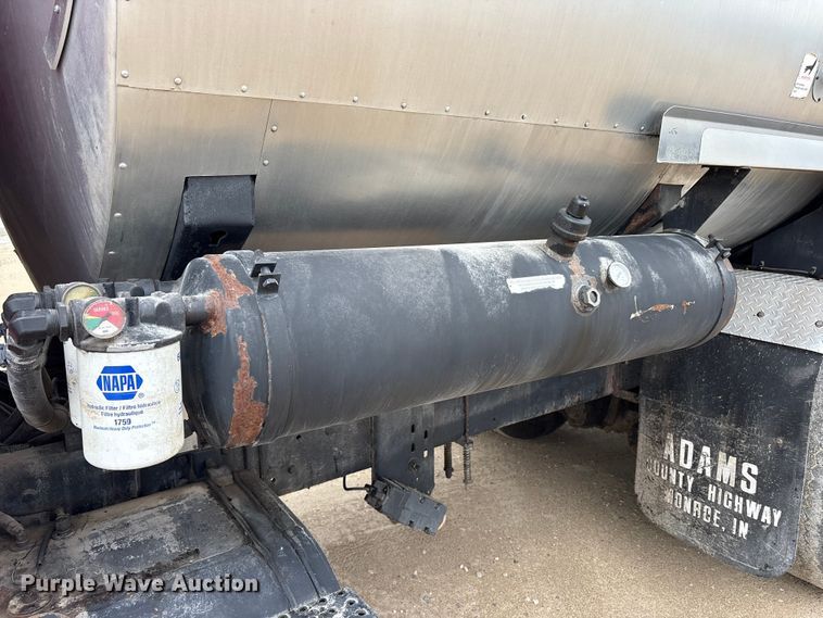 image for item FK1470 1992 Ford L8000 oil distributor truck