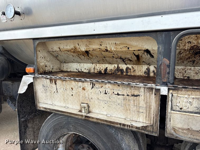 image for item FK1470 1992 Ford L8000 oil distributor truck