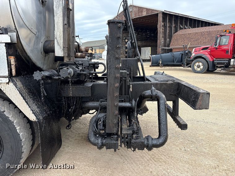 image for item FK1470 1992 Ford L8000 oil distributor truck