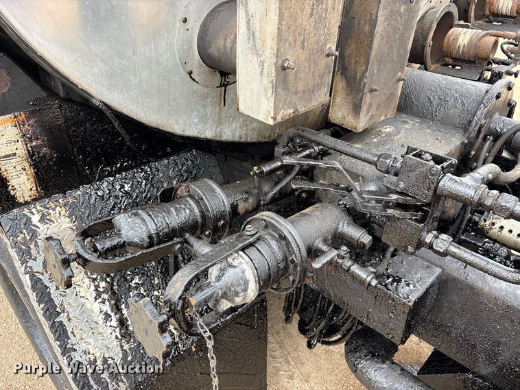 image for item FK1470 1992 Ford L8000 oil distributor truck