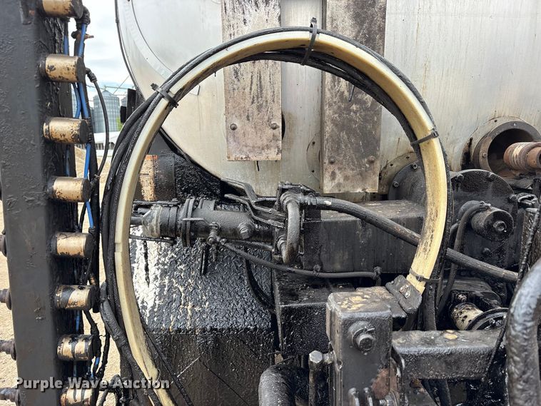 image for item FK1470 1992 Ford L8000 oil distributor truck