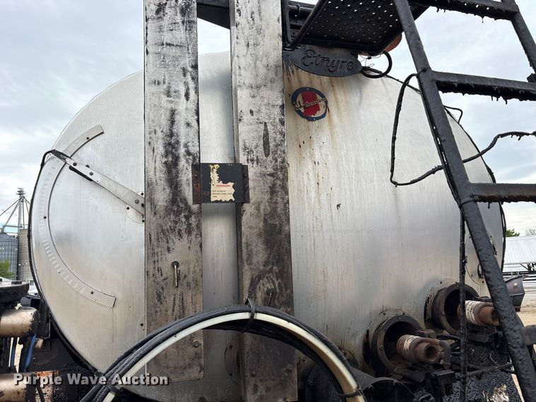 image for item FK1470 1992 Ford L8000 oil distributor truck