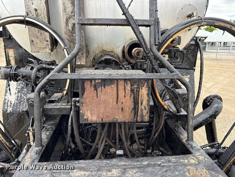 image for item FK1470 1992 Ford L8000 oil distributor truck