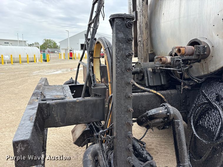 image for item FK1470 1992 Ford L8000 oil distributor truck