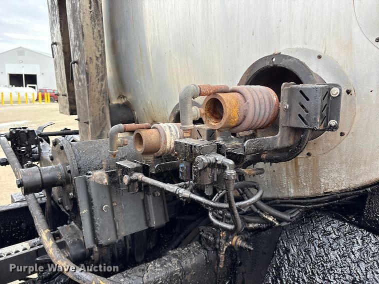 image for item FK1470 1992 Ford L8000 oil distributor truck