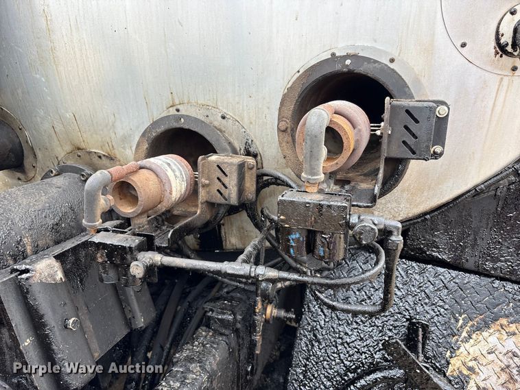 image for item FK1470 1992 Ford L8000 oil distributor truck