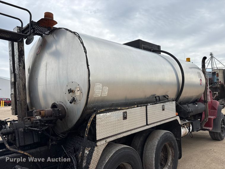 image for item FK1470 1992 Ford L8000 oil distributor truck